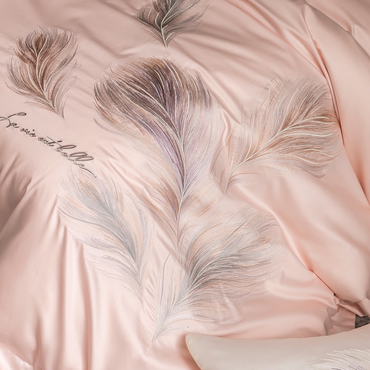 91家纺网 家纺一手货源 找家纺 优悦生活馆 2026新款工艺款全棉新疆长绒棉刺绣四件套-暖雾羽眠 暖雾羽眠-水柔粉