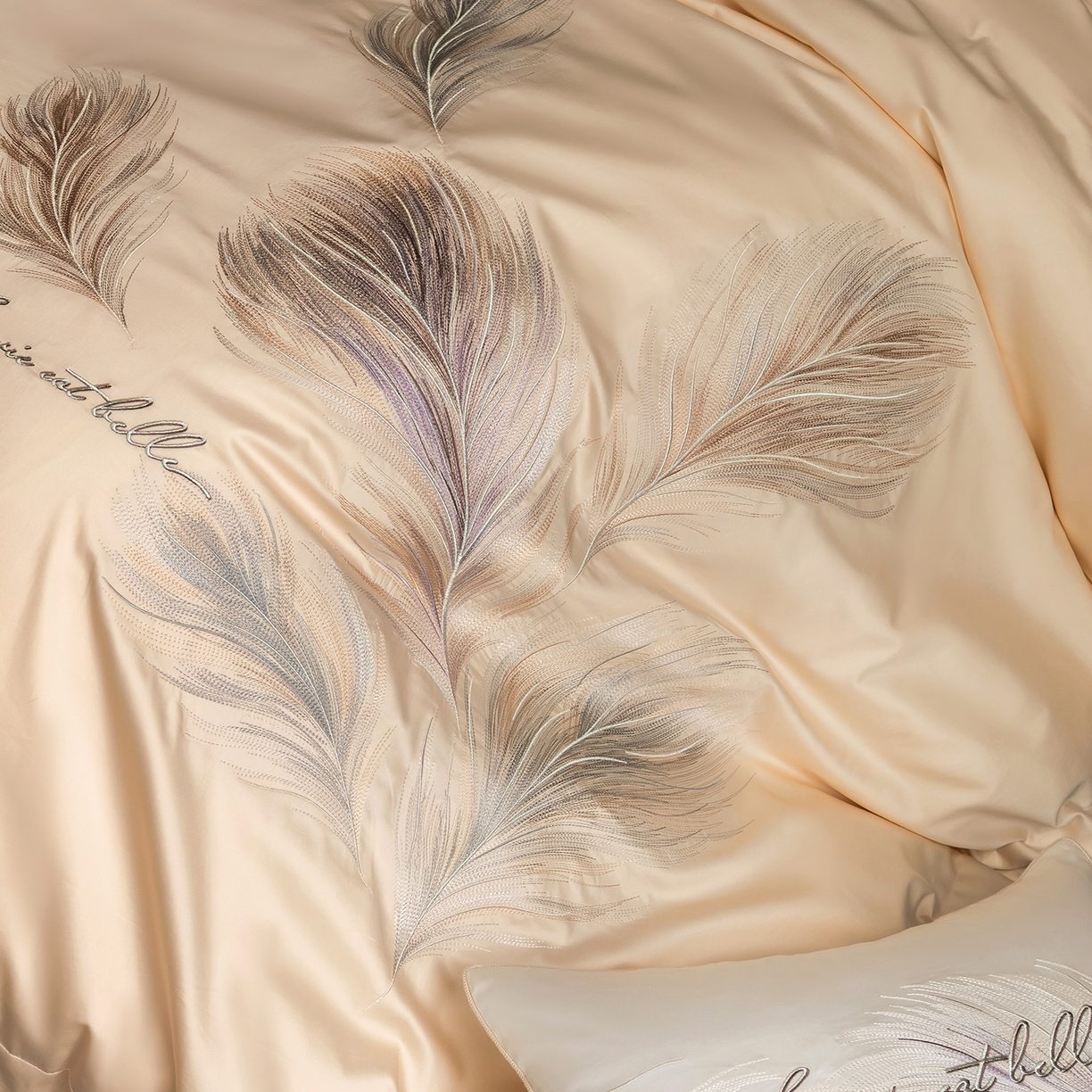 91家纺网 家纺一手货源 找家纺 优悦生活馆 2026新款工艺款全棉新疆长绒棉刺绣四件套-暖雾羽眠 暖雾羽眠-浅香槟