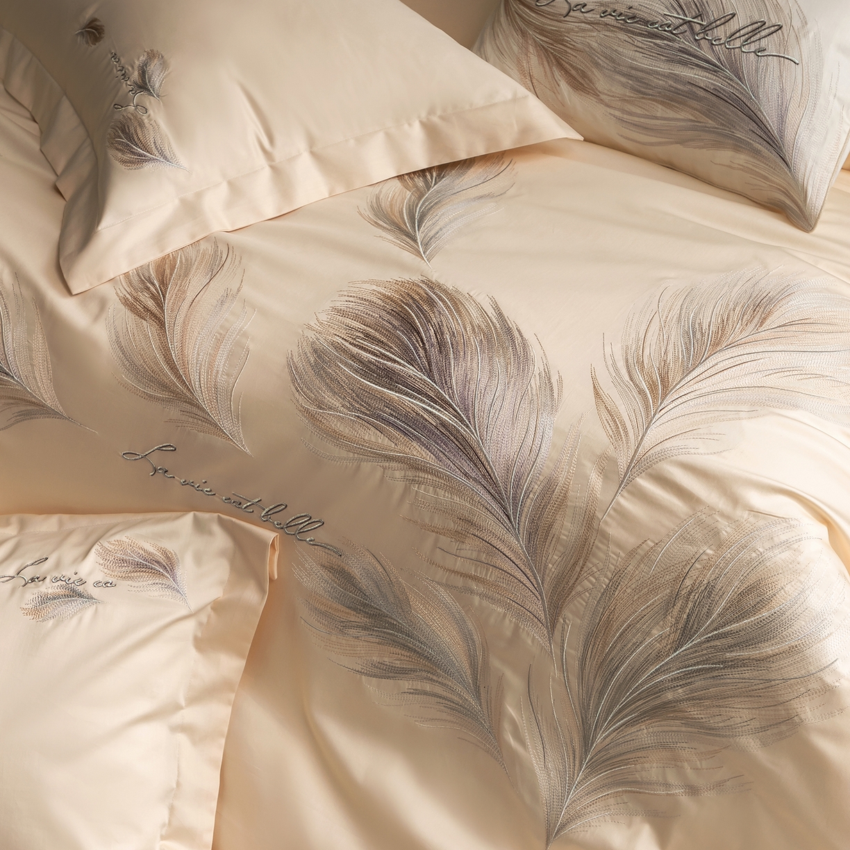 91家纺网 家纺一手货源 找家纺 优悦生活馆 2026新款工艺款全棉新疆长绒棉刺绣四件套-暖雾羽眠 暖雾羽眠-浅香槟