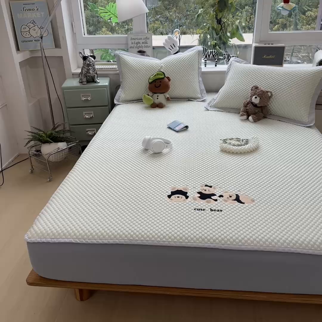 91家纺网 家纺一手货源 找家纺 孩子王家纺 2026新款A类卡通3D冰豆豆凉席三件套凉感值过0.21夏天刺绣冰丝席可机洗儿童 凉茶绿-床笠款