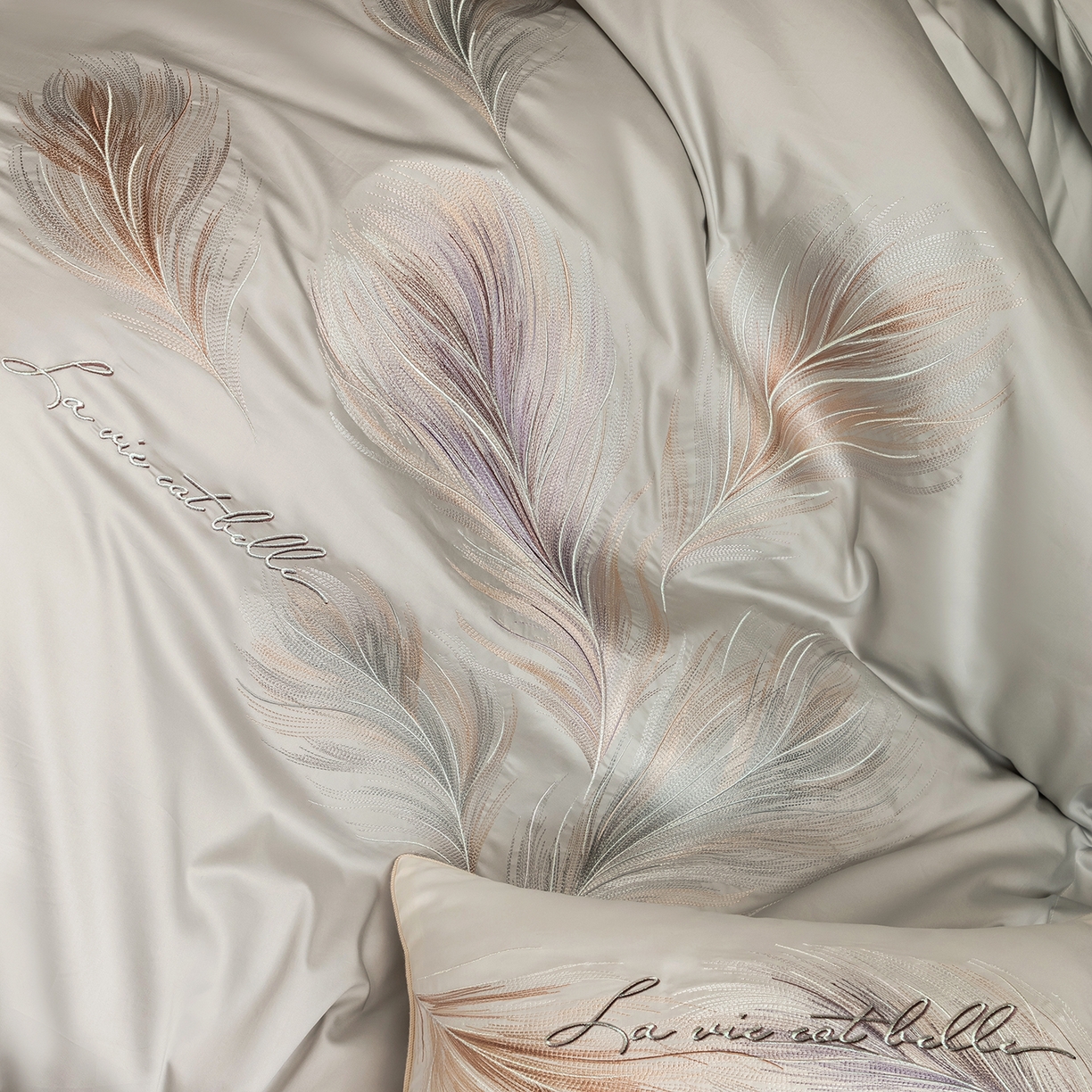 91家纺网 家纺一手货源 找家纺 优悦生活馆 2026新款工艺款全棉新疆长绒棉刺绣四件套-暖雾羽眠 暖雾羽眠-迷隐灰