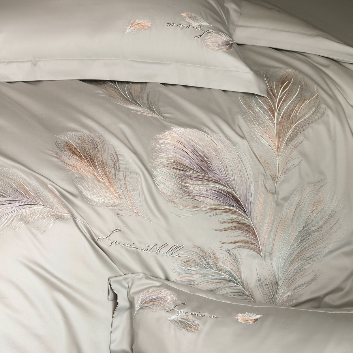 91家纺网 家纺一手货源 找家纺 优悦生活馆 2026新款工艺款全棉新疆长绒棉刺绣四件套-暖雾羽眠 暖雾羽眠-迷隐灰