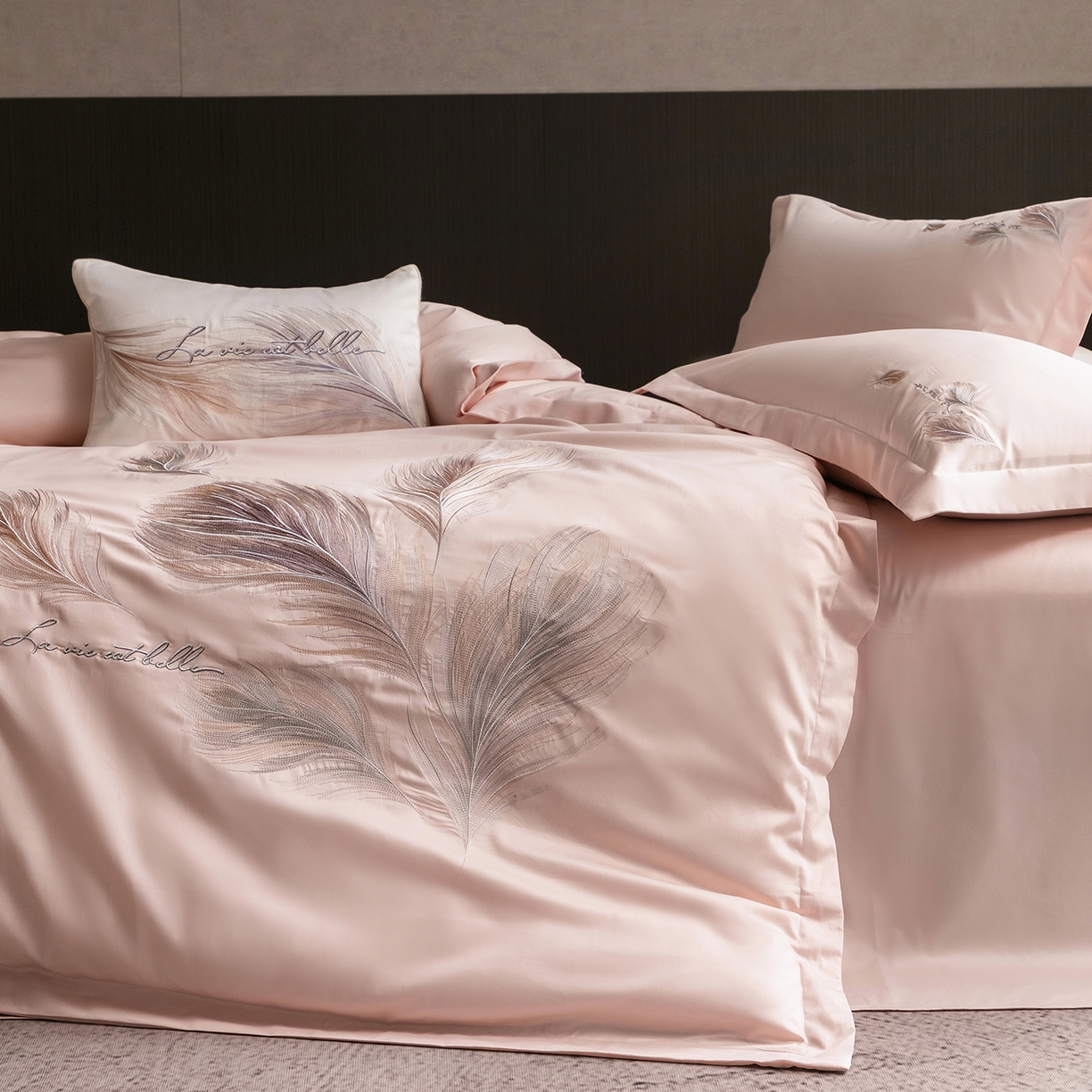 91家纺网 家纺一手货源 找家纺 优悦生活馆 2026新款工艺款全棉新疆长绒棉刺绣四件套-暖雾羽眠 暖雾羽眠-水柔粉