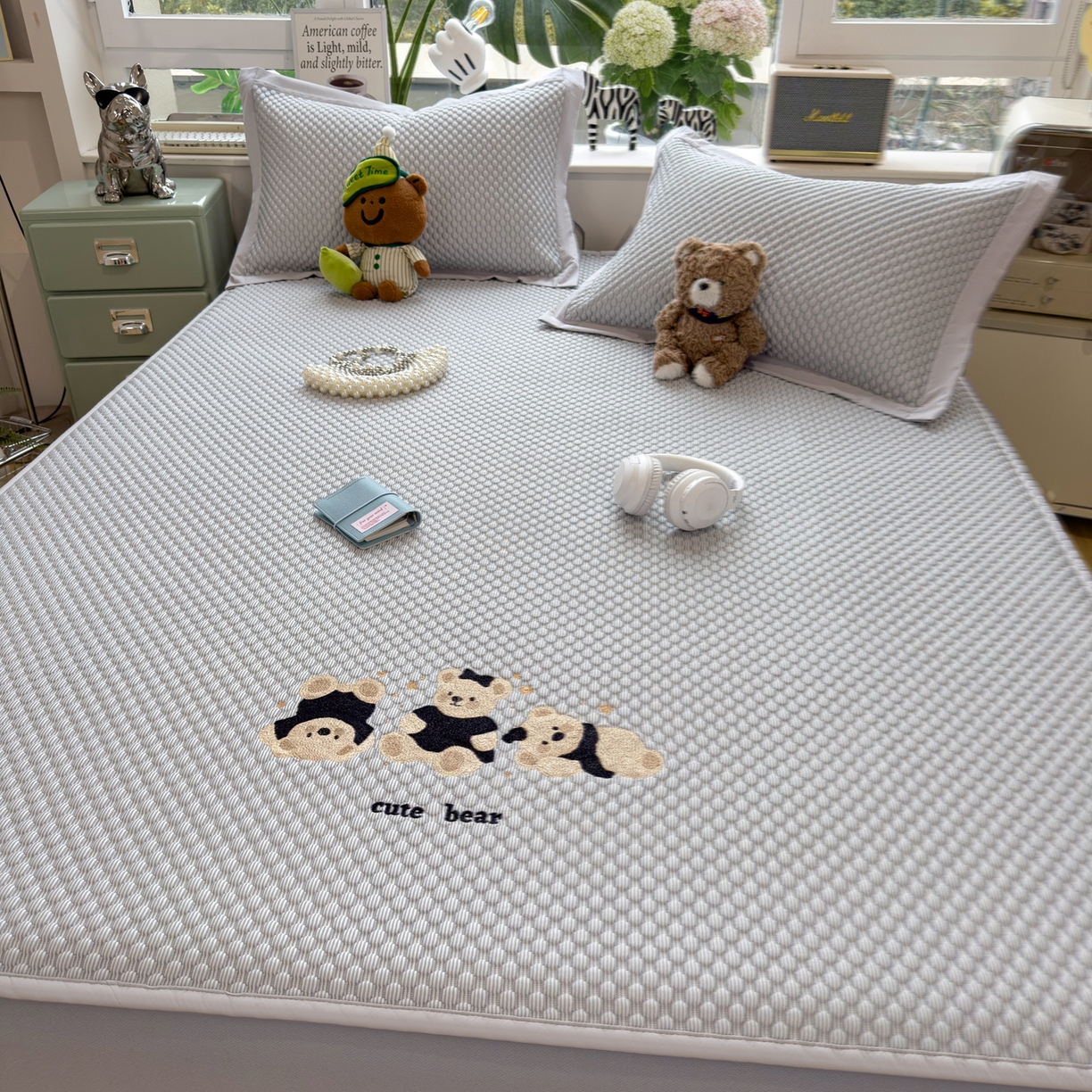 91家纺网 家纺一手货源 找家纺 孩子王家纺 2026新款A类卡通3D冰豆豆凉席三件套凉感值过0.21夏天刺绣冰丝席可机洗儿童 雪花灰-床笠款