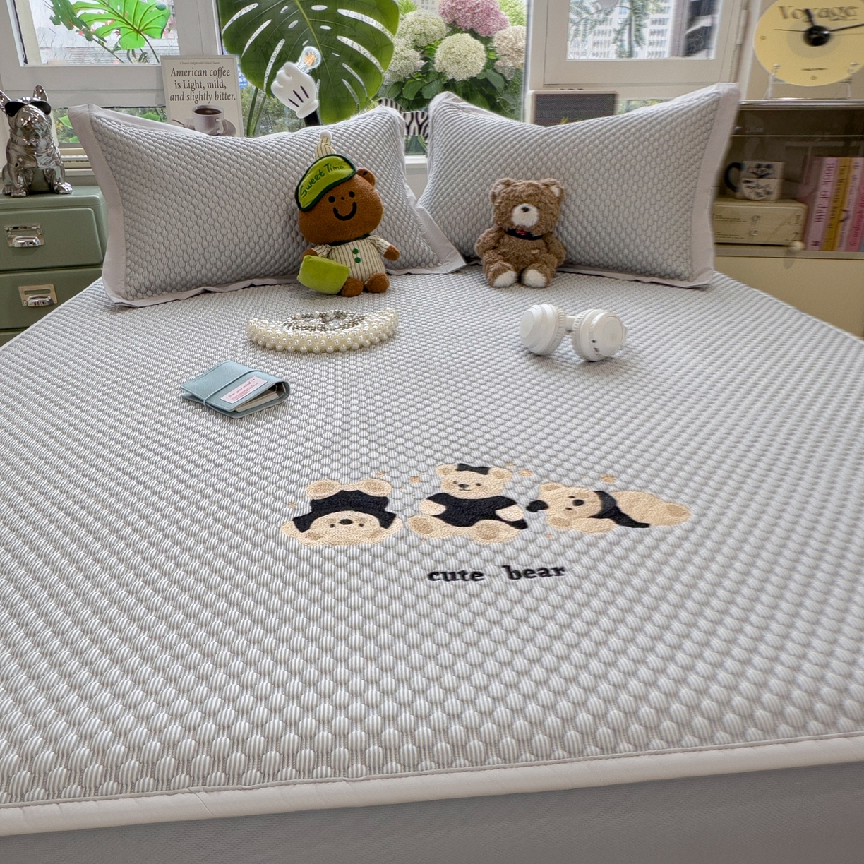 91家纺网 家纺一手货源 找家纺 孩子王家纺 2026新款A类卡通3D冰豆豆凉席三件套凉感值过0.21夏天刺绣冰丝席可机洗儿童 雪花灰-床笠款