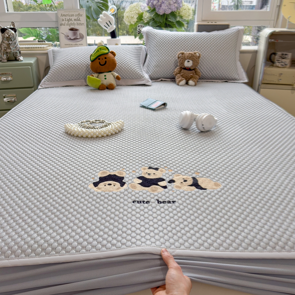 91家纺网 家纺一手货源 找家纺 孩子王家纺 2026新款A类卡通3D冰豆豆凉席三件套凉感值过0.21夏天刺绣冰丝席可机洗儿童 雪花灰-床笠款