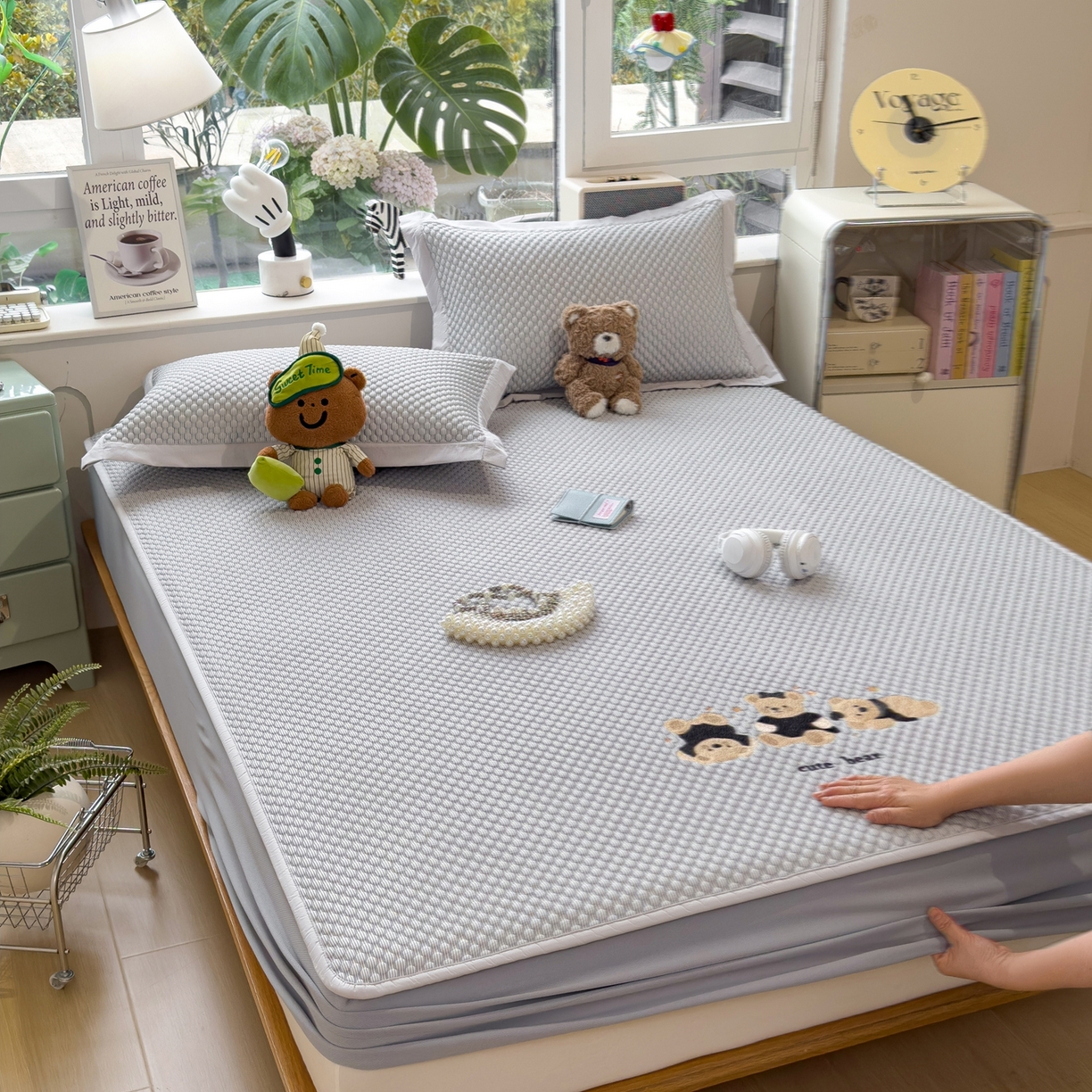 91家纺网 家纺一手货源 找家纺 孩子王家纺 2026新款A类卡通3D冰豆豆凉席三件套凉感值过0.21夏天刺绣冰丝席可机洗儿童 雪花灰-床笠款