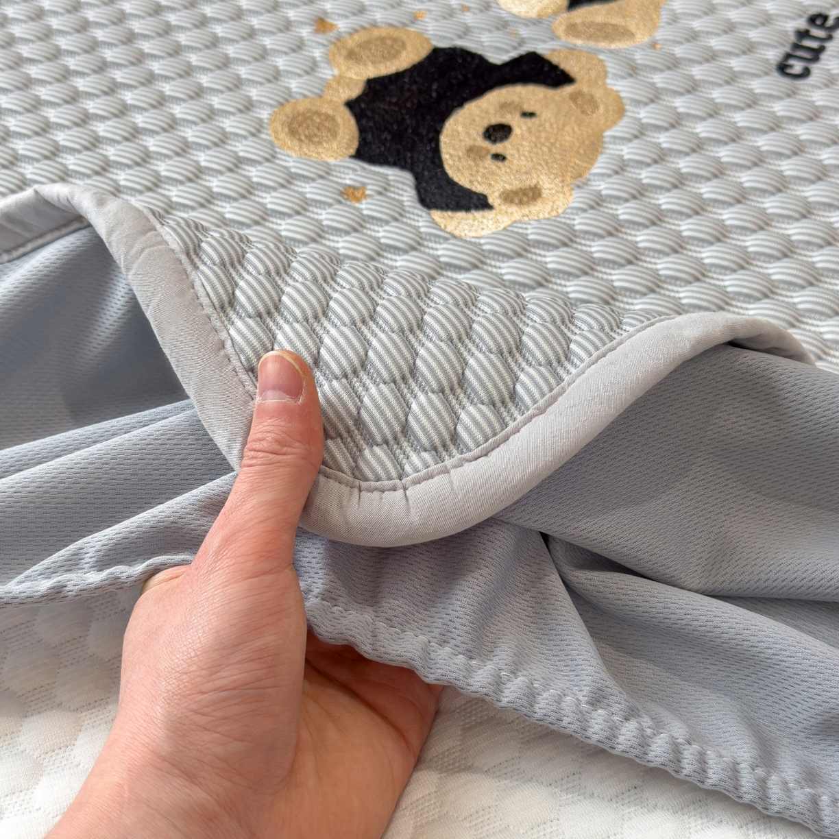 91家纺网 家纺一手货源 找家纺 孩子王家纺 2026新款A类卡通3D冰豆豆凉席三件套凉感值过0.21夏天刺绣冰丝席可机洗儿童 雪花灰-床笠款