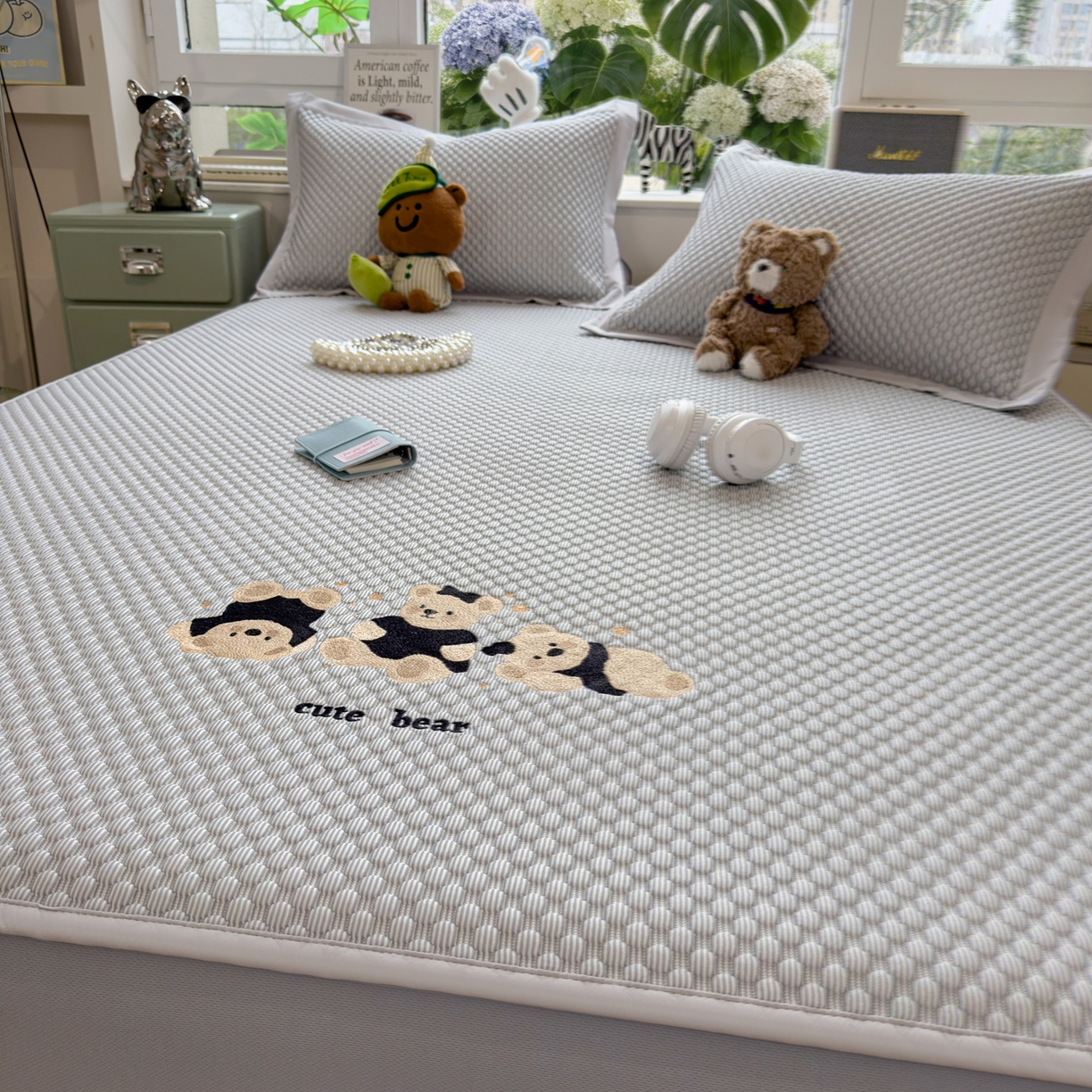 91家纺网 家纺一手货源 找家纺 孩子王家纺 2026新款A类卡通3D冰豆豆凉席三件套凉感值过0.21夏天刺绣冰丝席可机洗儿童 雪花灰-床笠款