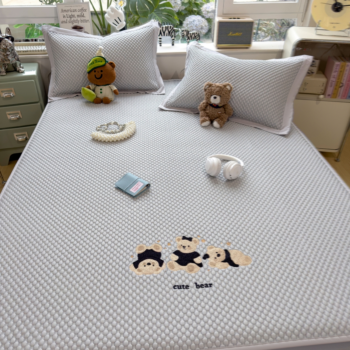 91家纺网 家纺一手货源 找家纺 孩子王家纺 2026新款A类卡通3D冰豆豆凉席三件套凉感值过0.21夏天刺绣冰丝席可机洗儿童 雪花灰-床笠款