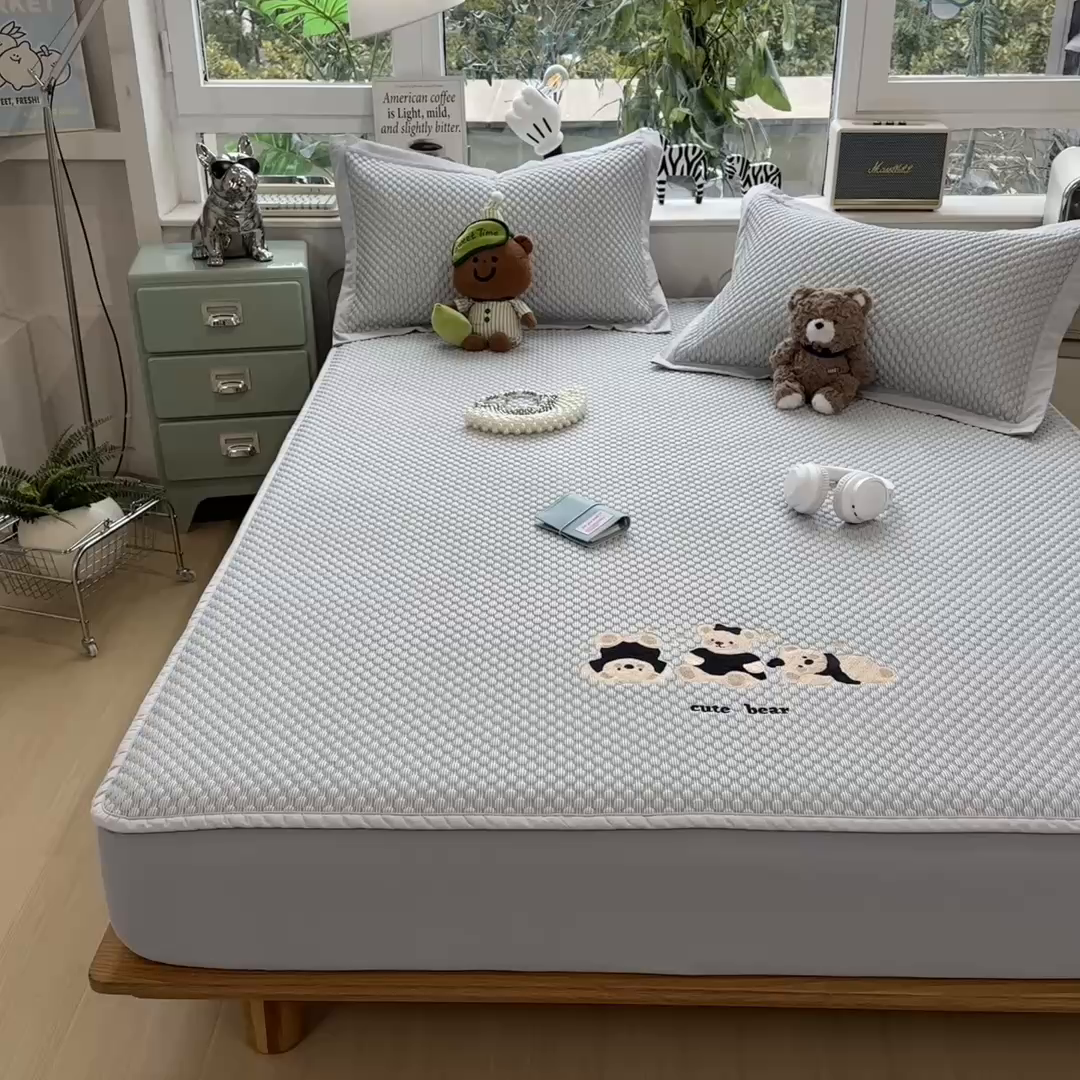 91家纺网 家纺一手货源 找家纺 孩子王家纺 2026新款A类卡通3D冰豆豆凉席三件套凉感值过0.21夏天刺绣冰丝席可机洗儿童 雪花灰-床笠款