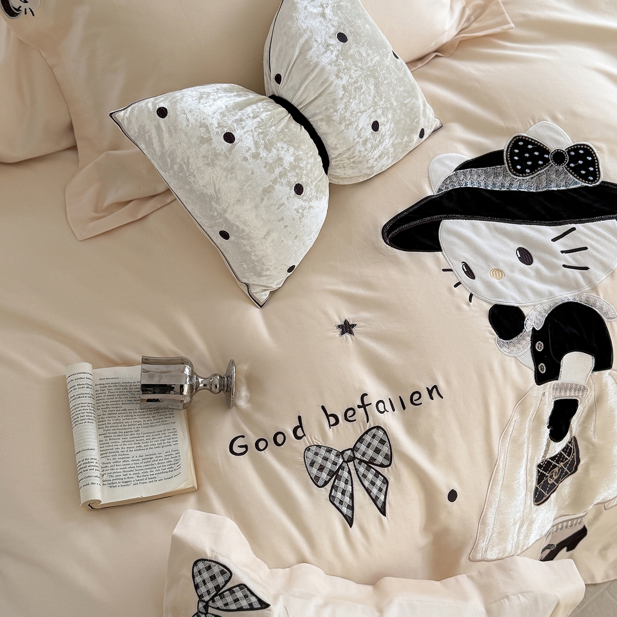 91家纺网 家纺一手货源 找家纺 东方合美（原：皇家传奇） 2026新款全棉长绒棉卡通贴布绣四件套-喵喵小香风 喵喵小香风-米色