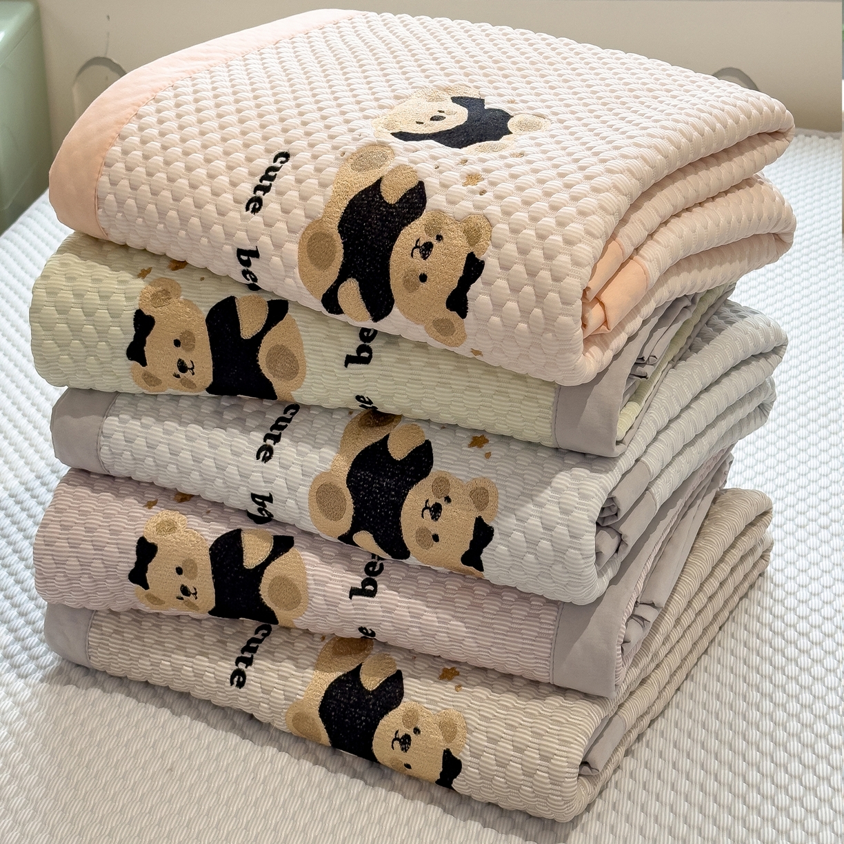 91家纺网 家纺一手货源 找家纺 孩子王家纺 2026新款A类卡通3D冰豆豆凉席三件套凉感值过0.21夏天刺绣冰丝席可机洗儿童 组合图仅供展示-不可下单