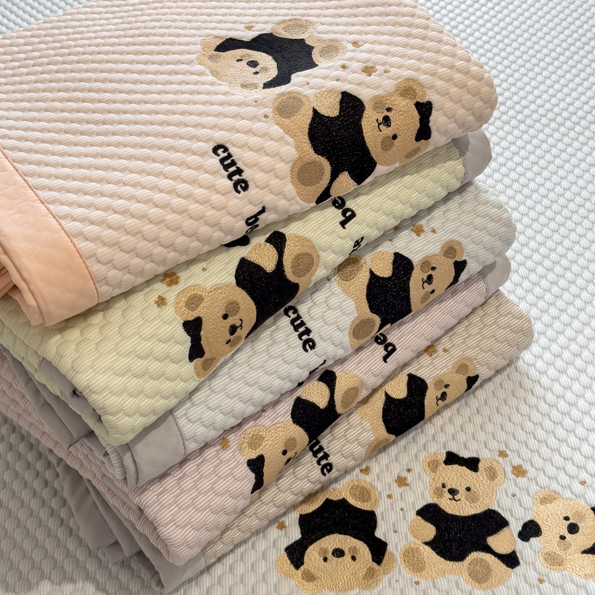 91家纺网 家纺一手货源 找家纺 孩子王家纺 2026新款A类卡通3D冰豆豆凉席三件套凉感值过0.21夏天刺绣冰丝席可机洗儿童 组合图仅供展示-不可下单