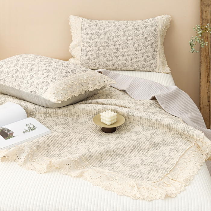 91家纺网 家纺一手货源 找家纺 恩和家纺 2026新款棉麻蕾丝碎花床盖 暗香疏影