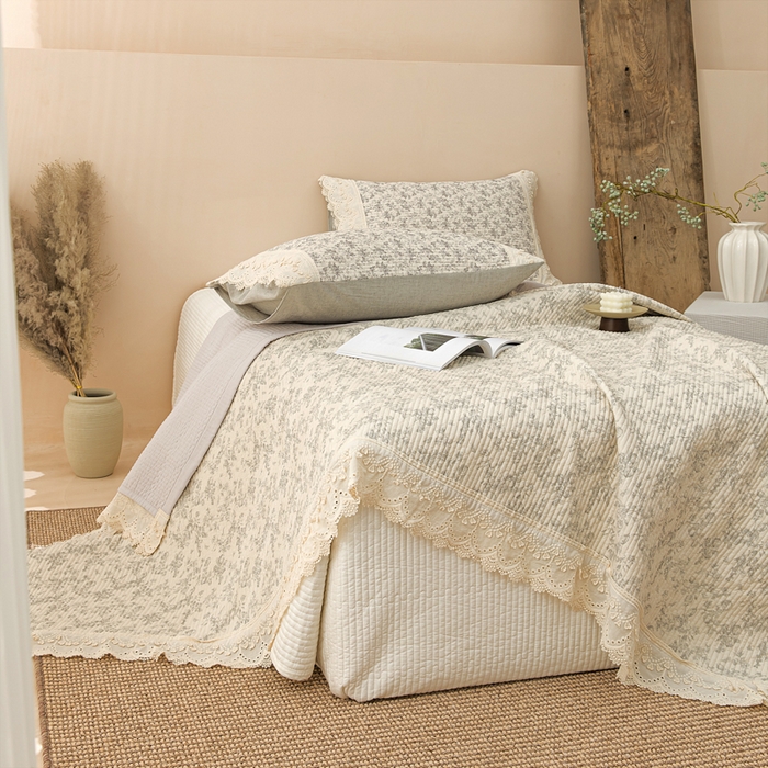 91家纺网 家纺一手货源 找家纺 恩和家纺 2026新款棉麻蕾丝碎花床盖 暗香疏影