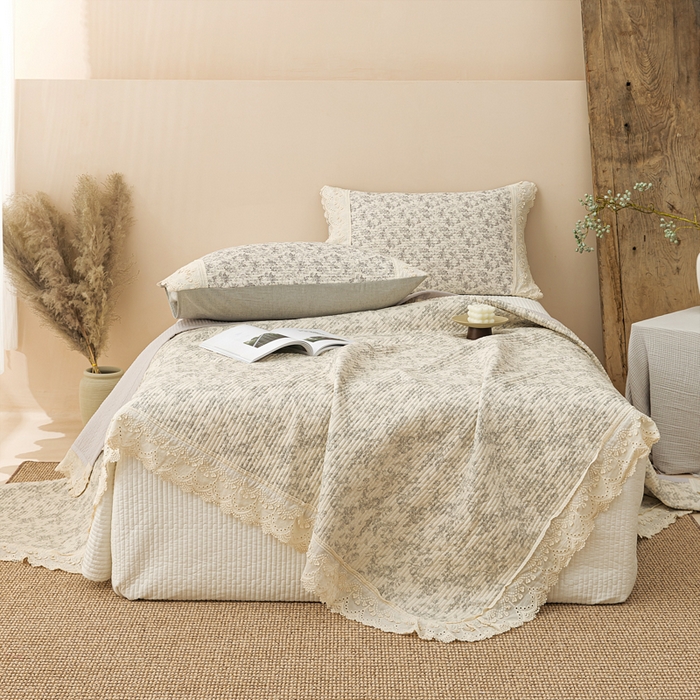 91家纺网 家纺一手货源 找家纺 恩和家纺 2026新款棉麻蕾丝碎花床盖 暗香疏影