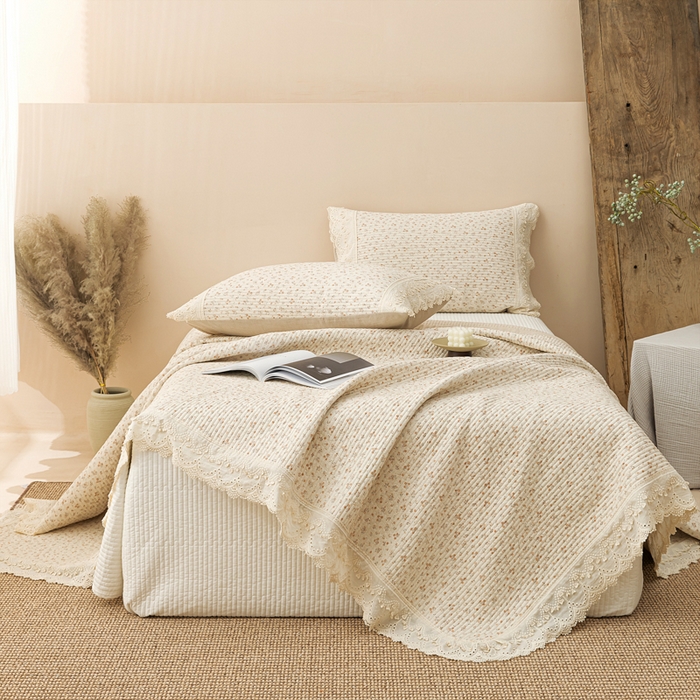 91家纺网 家纺一手货源 找家纺 恩和家纺 2026新款棉麻蕾丝碎花床盖 春意盎然