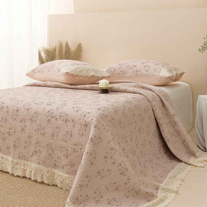 91家纺网 家纺一手货源 找家纺 恩和家纺 2026新款棉麻蕾丝碎花床盖 红颜初雪