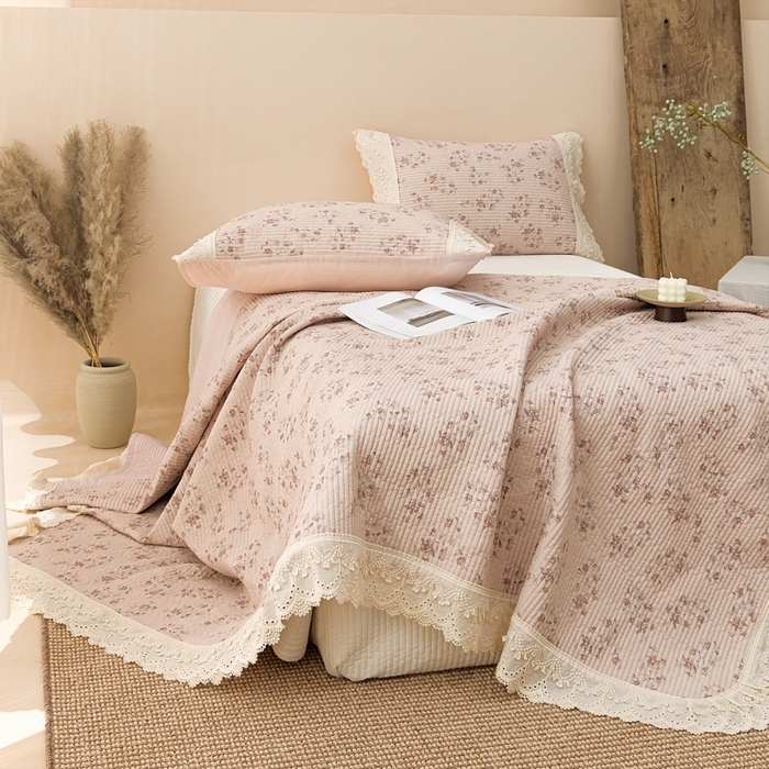 91家纺网 家纺一手货源 找家纺 恩和家纺 2026新款棉麻蕾丝碎花床盖 红颜初雪