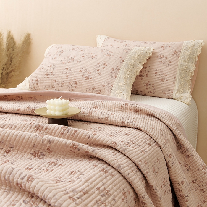 91家纺网 家纺一手货源 找家纺 恩和家纺 2026新款棉麻蕾丝碎花床盖 红颜初雪