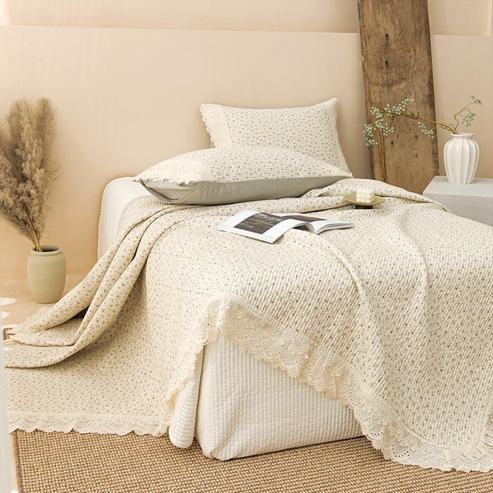 91家纺网 家纺一手货源 找家纺 恩和家纺 2026新款棉麻蕾丝碎花床盖 花朝月夕