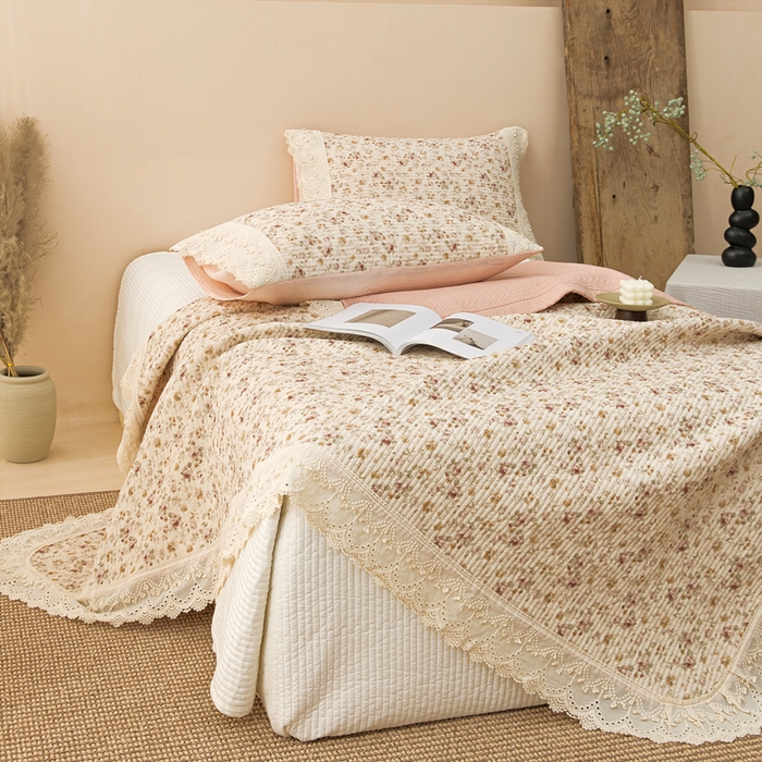 91家纺网 家纺一手货源 找家纺 恩和家纺 2026新款棉麻蕾丝碎花床盖 香槟玫瑰