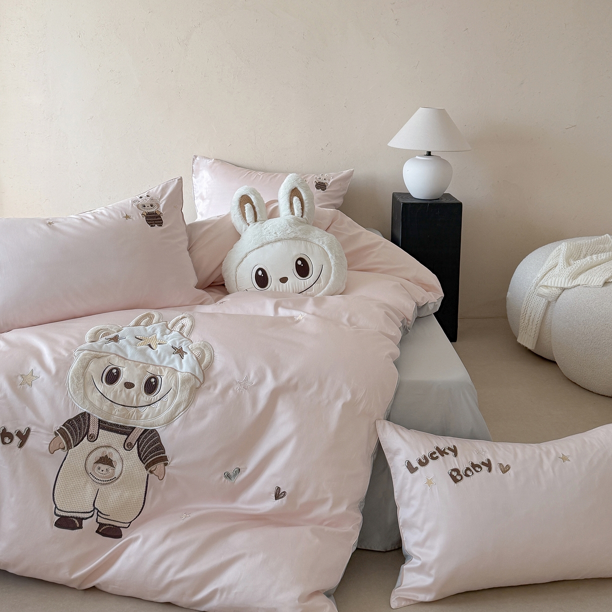 91家纺网 家纺一手货源 找家纺 东方合美（原：皇家传奇） 2026新款全棉长绒棉卡通贴布绣四件套-幸运布布 幸运布布-粉