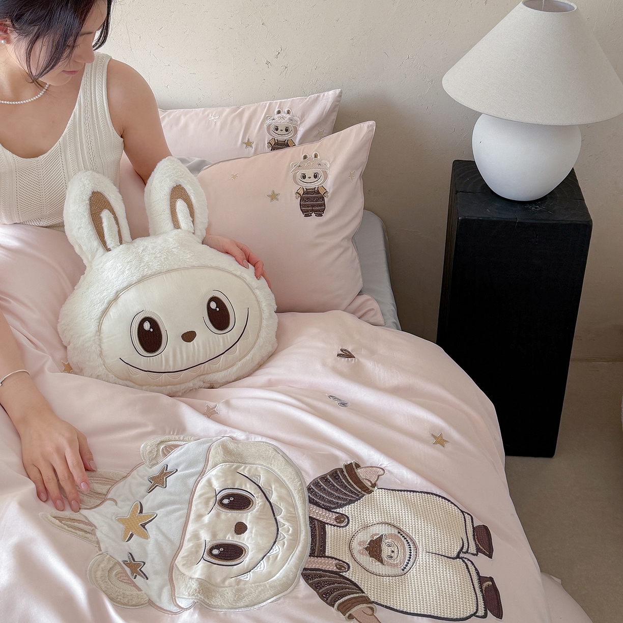 91家纺网 家纺一手货源 找家纺 东方合美（原：皇家传奇） 2026新款全棉长绒棉卡通贴布绣四件套-幸运布布 幸运布布-粉