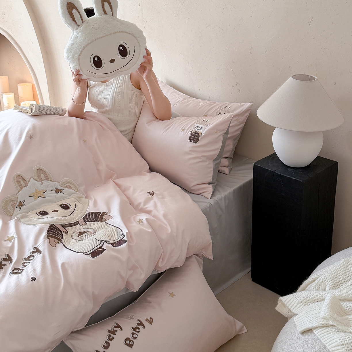 91家纺网 家纺一手货源 找家纺 东方合美（原：皇家传奇） 2026新款全棉长绒棉卡通贴布绣四件套-幸运布布 幸运布布-粉