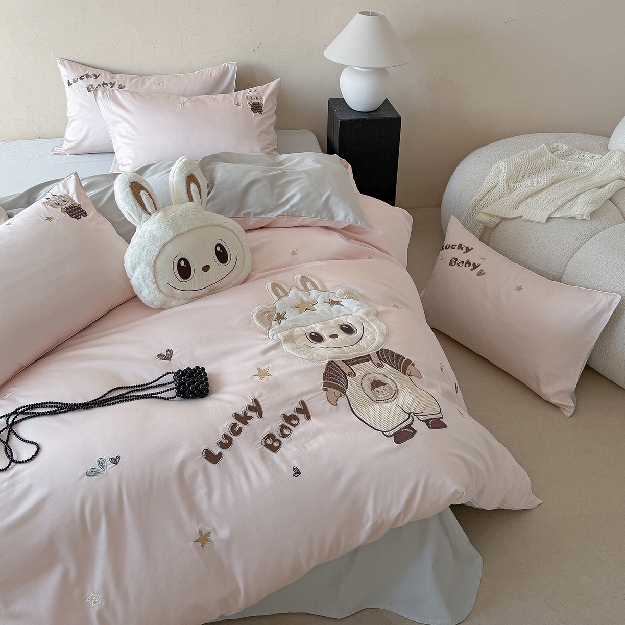 91家纺网 家纺一手货源 找家纺 东方合美（原：皇家传奇） 2026新款全棉长绒棉卡通贴布绣四件套-幸运布布 幸运布布-粉