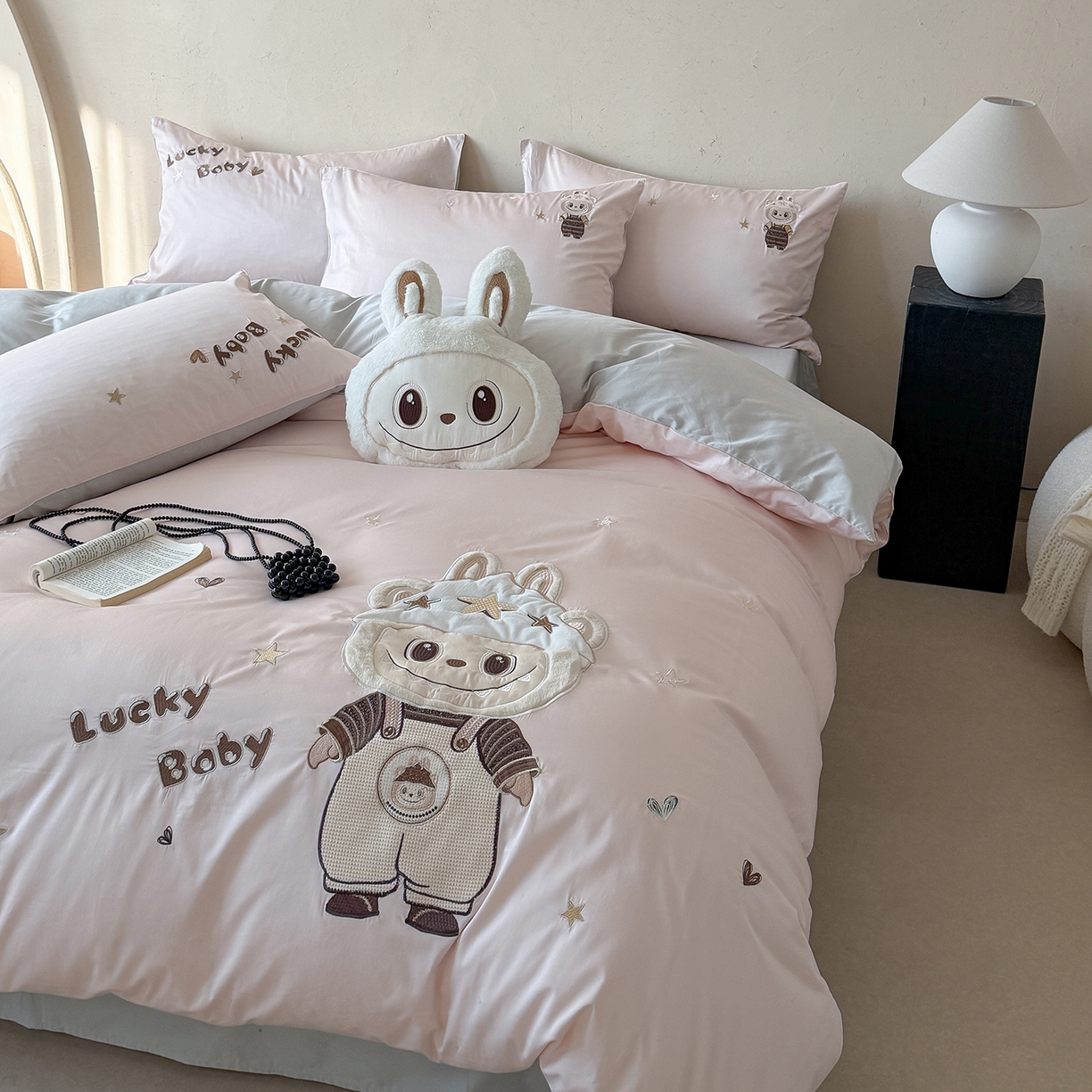 91家纺网 家纺一手货源 找家纺 东方合美（原：皇家传奇） 2026新款全棉长绒棉卡通贴布绣四件套-幸运布布 幸运布布-粉