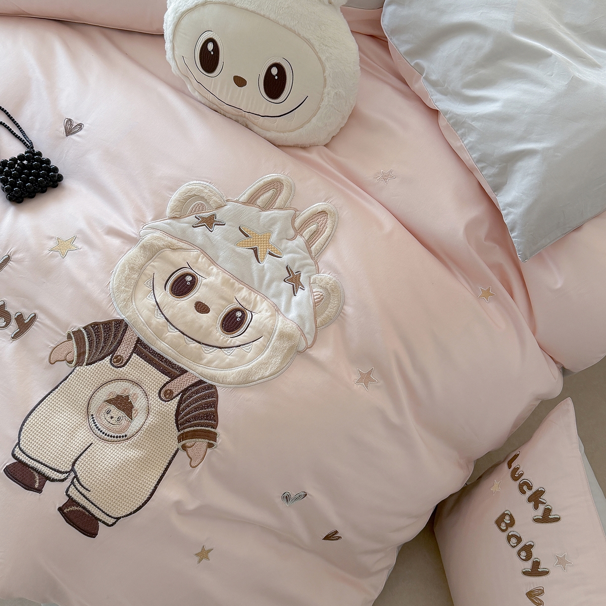 91家纺网 家纺一手货源 找家纺 东方合美（原：皇家传奇） 2026新款全棉长绒棉卡通贴布绣四件套-幸运布布 幸运布布-粉