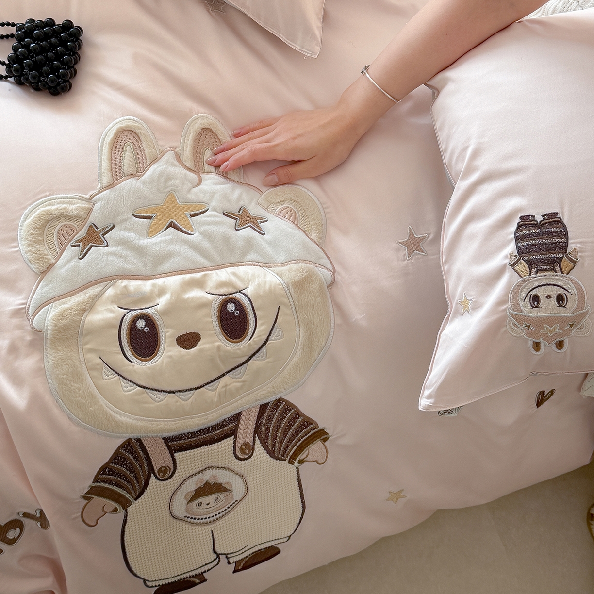 91家纺网 家纺一手货源 找家纺 东方合美（原：皇家传奇） 2026新款全棉长绒棉卡通贴布绣四件套-幸运布布 幸运布布-粉