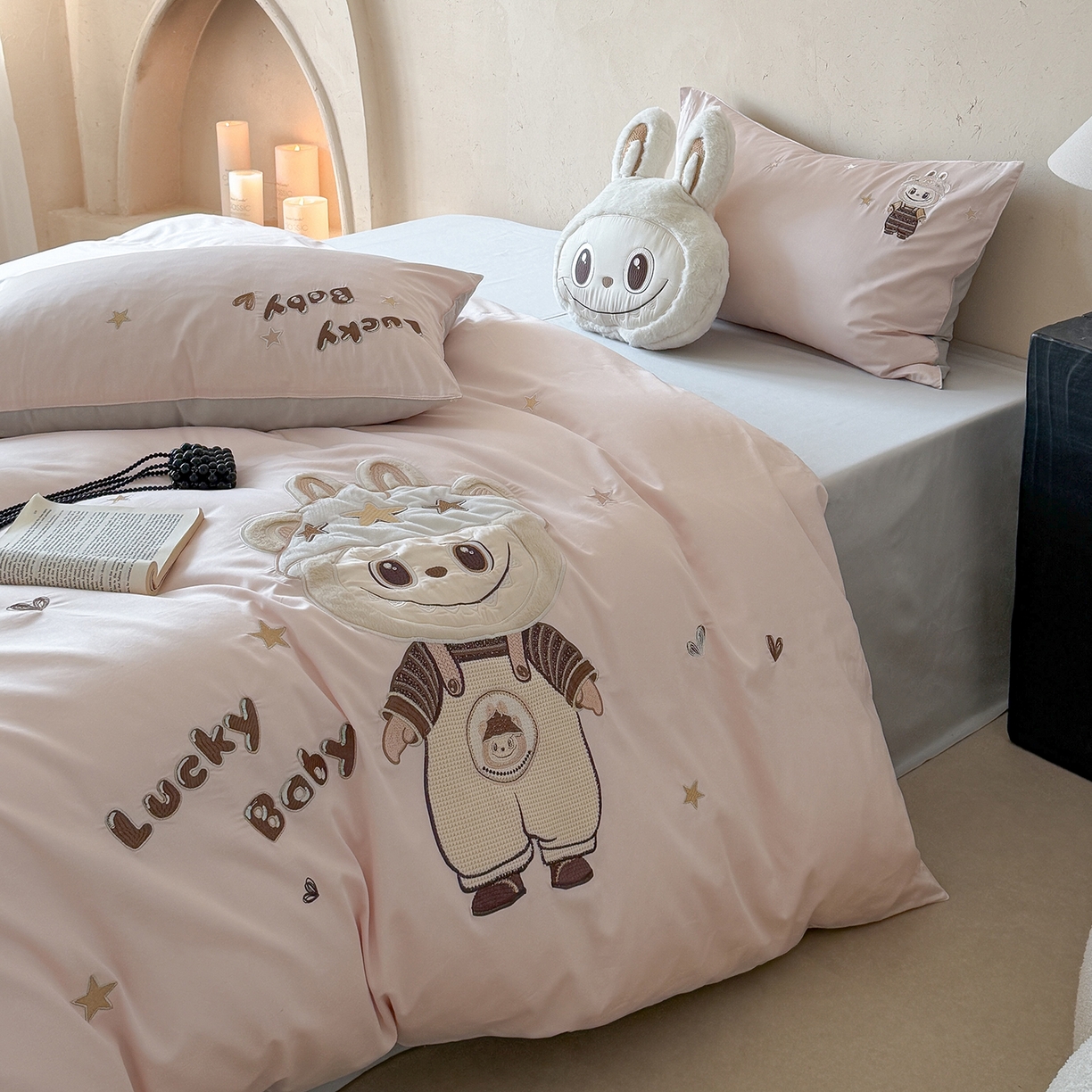 91家纺网 家纺一手货源 找家纺 东方合美（原：皇家传奇） 2026新款全棉长绒棉卡通贴布绣四件套-幸运布布 幸运布布-粉