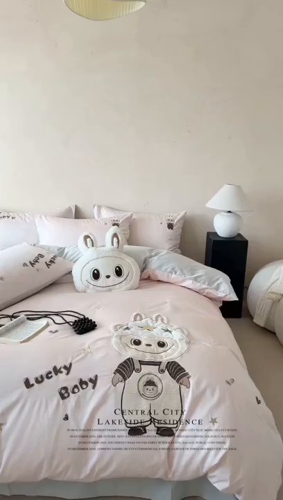 91家纺网 家纺一手货源 找家纺 东方合美（原：皇家传奇） 2026新款全棉长绒棉卡通贴布绣四件套-幸运布布 幸运布布-粉