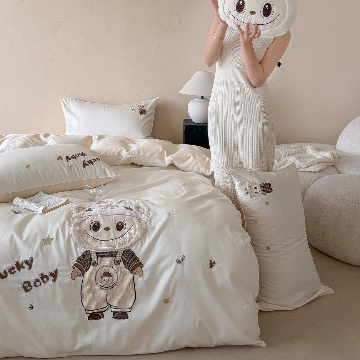 91家纺网 家纺一手货源 找家纺 （总）东方合美（原：皇家传奇） 2026新款全棉长绒棉卡通贴布绣四件套-幸运布布