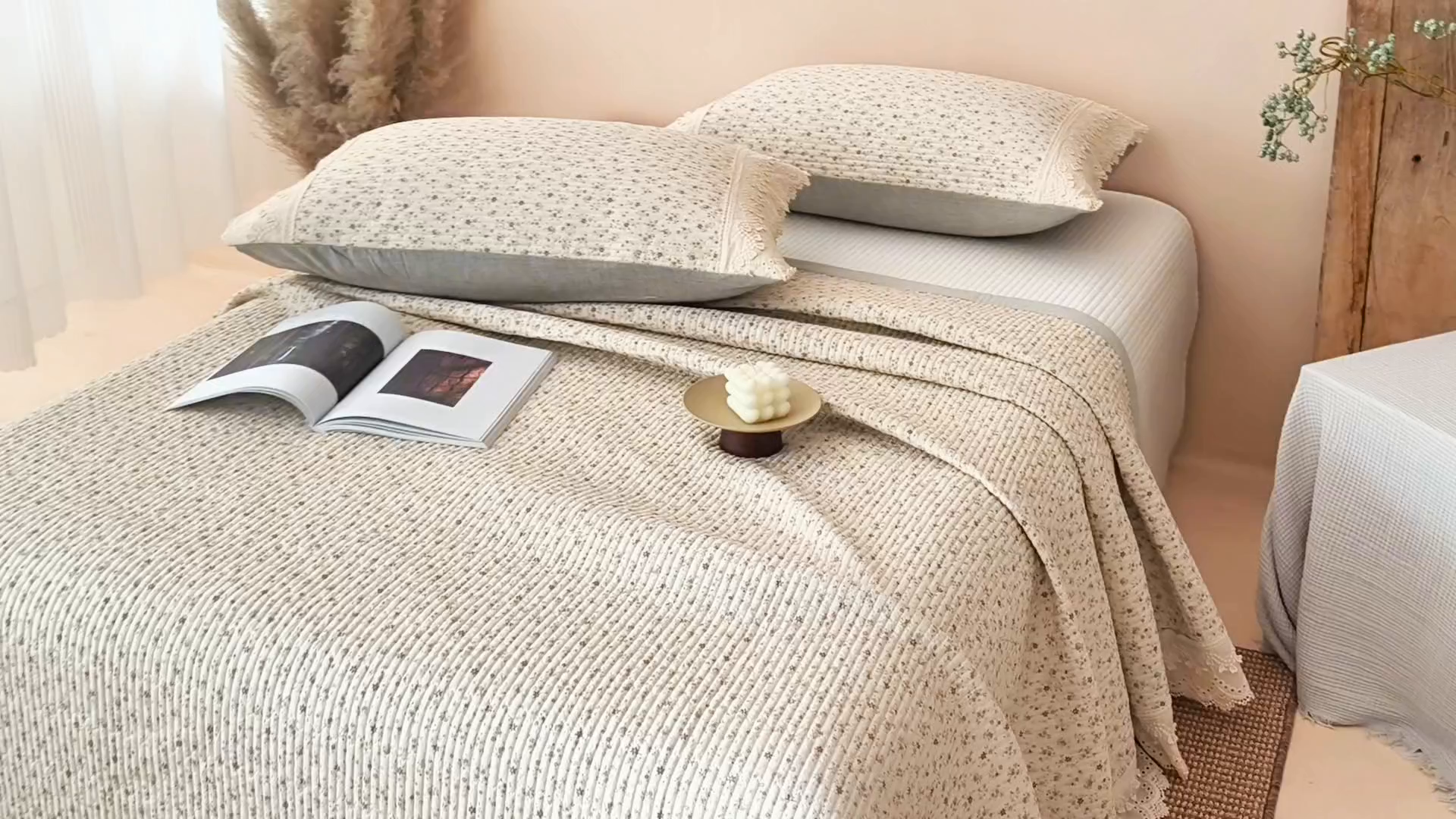 91家纺网 家纺一手货源 找家纺 恩和家纺 2026新款棉麻蕾丝碎花床盖 花朝月夕