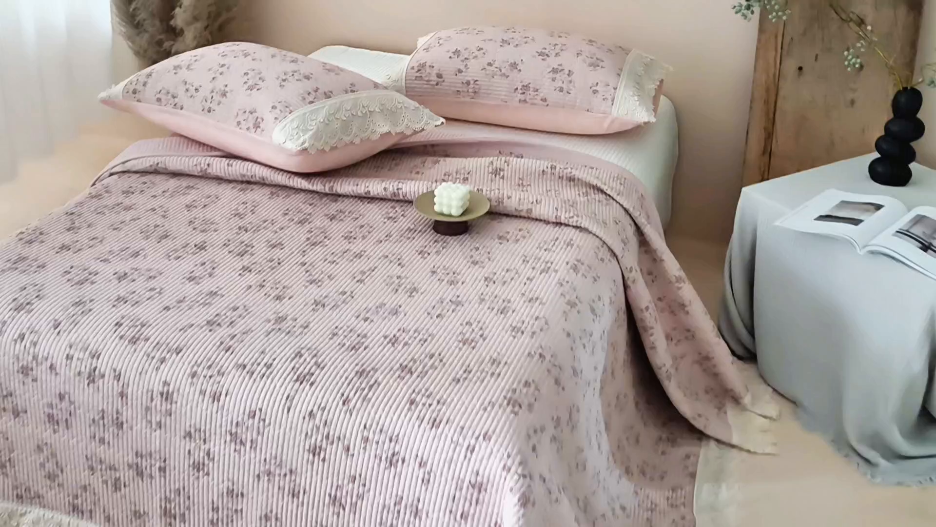 91家纺网 家纺一手货源 找家纺 恩和家纺 2026新款棉麻蕾丝碎花床盖 红颜初雪