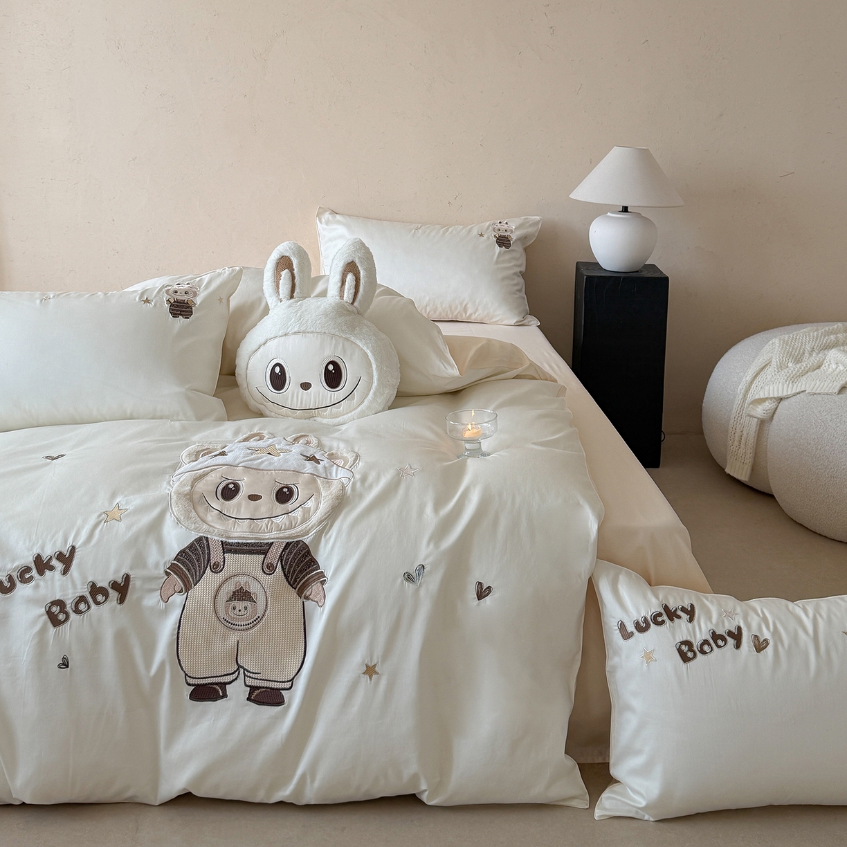 91家纺网 家纺一手货源 找家纺 东方合美（原：皇家传奇） 2026新款全棉长绒棉卡通贴布绣四件套-幸运布布 幸运布布-白