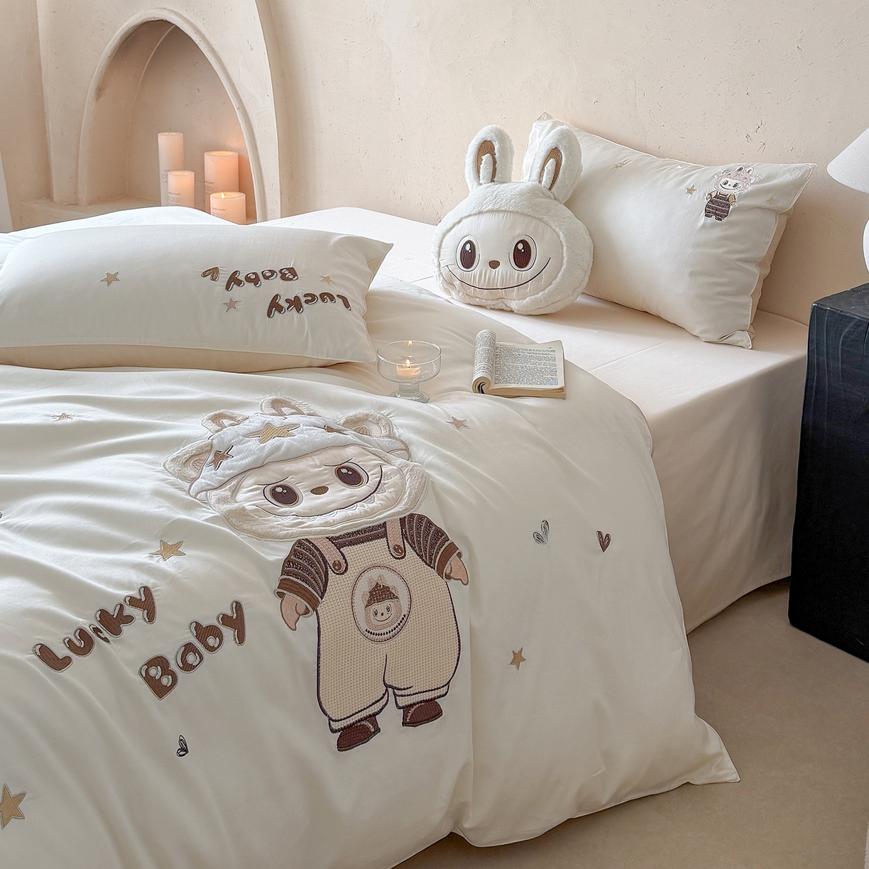 91家纺网 家纺一手货源 找家纺 东方合美（原：皇家传奇） 2026新款全棉长绒棉卡通贴布绣四件套-幸运布布 幸运布布-白