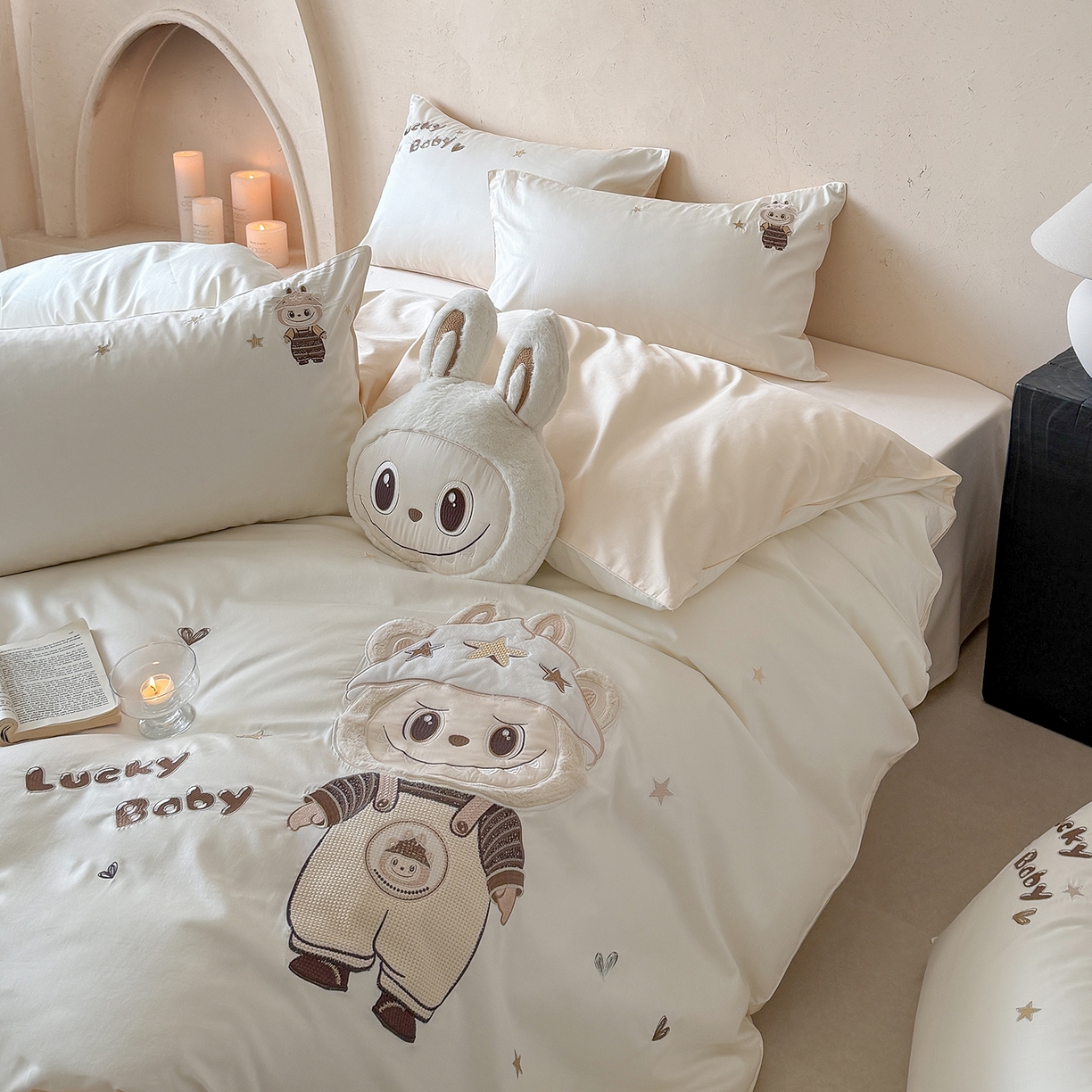 91家纺网 家纺一手货源 找家纺 东方合美（原：皇家传奇） 2026新款全棉长绒棉卡通贴布绣四件套-幸运布布 幸运布布-白