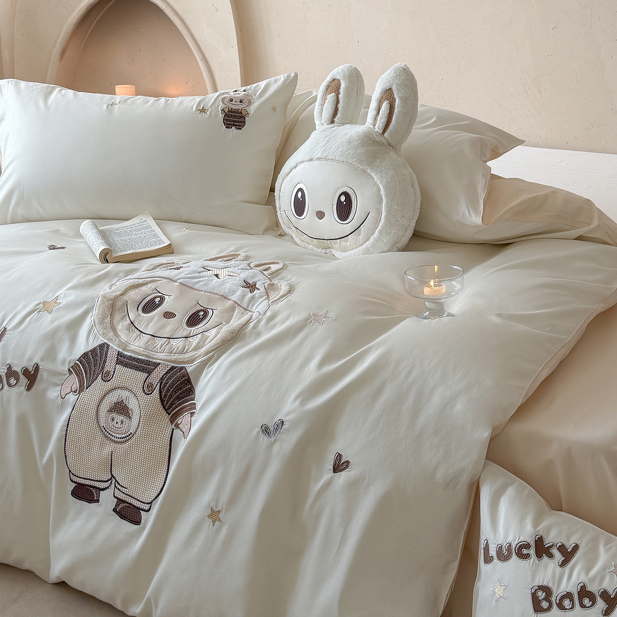 91家纺网 家纺一手货源 找家纺 东方合美（原：皇家传奇） 2026新款全棉长绒棉卡通贴布绣四件套-幸运布布 幸运布布-白