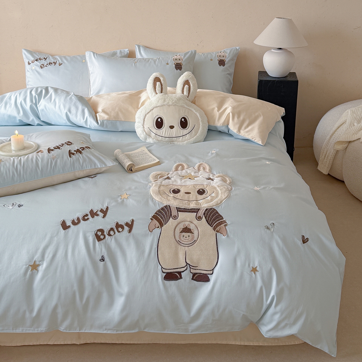 91家纺网 家纺一手货源 找家纺 东方合美（原：皇家传奇） 2026新款全棉长绒棉卡通贴布绣四件套-幸运布布 幸运布布-蓝