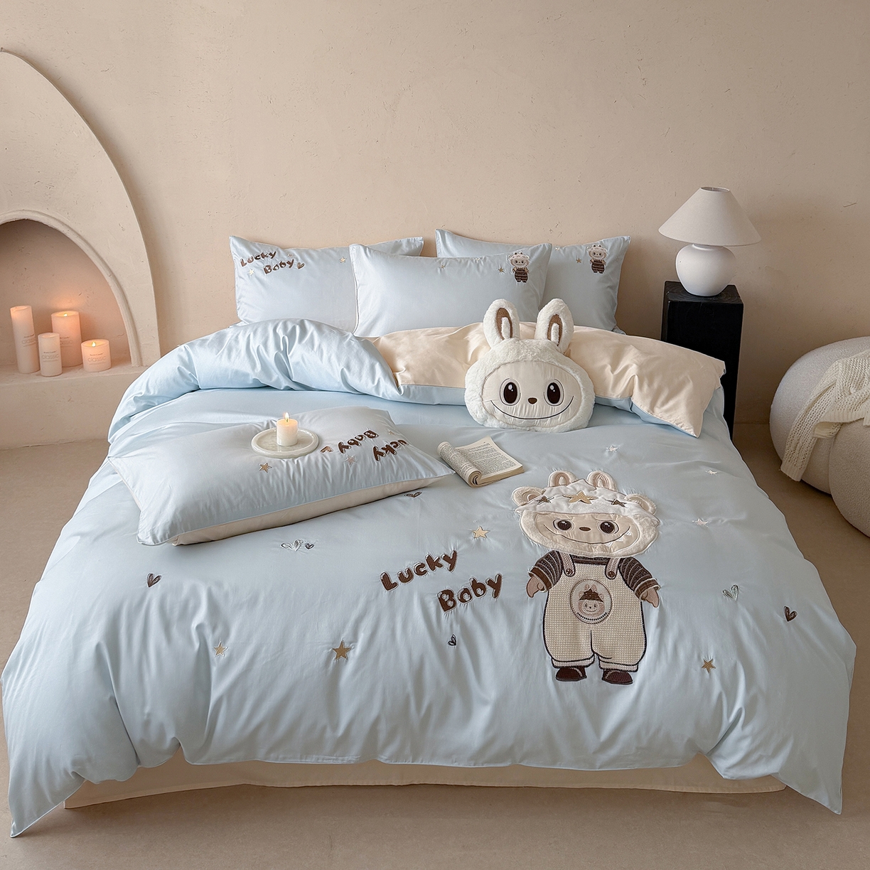 91家纺网 家纺一手货源 找家纺 东方合美（原：皇家传奇） 2026新款全棉长绒棉卡通贴布绣四件套-幸运布布 幸运布布-蓝