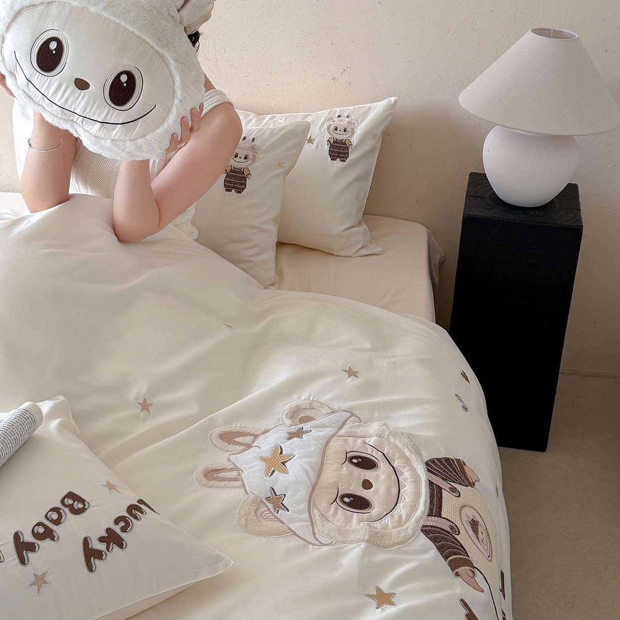 91家纺网 家纺一手货源 找家纺 东方合美（原：皇家传奇） 2026新款全棉长绒棉卡通贴布绣四件套-幸运布布 幸运布布-白