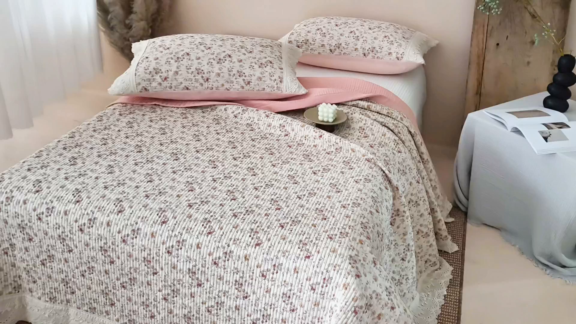 91家纺网 家纺一手货源 找家纺 恩和家纺 2026新款棉麻蕾丝碎花床盖 香槟玫瑰