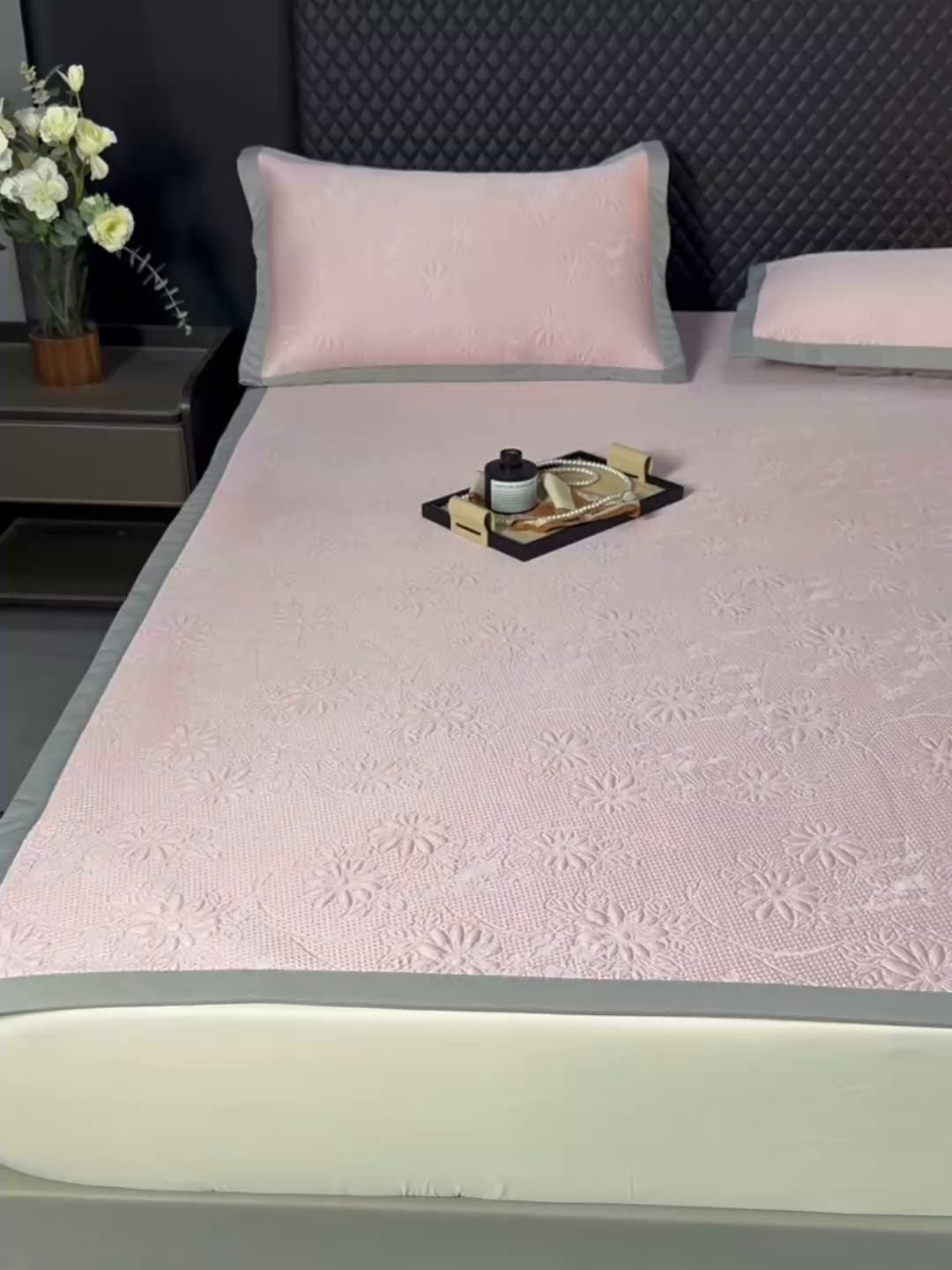91家纺网 家纺一手货源 找家纺 库里梦家纺 2026新款轻奢高克重复合PE高分子凉席床笠三件套-素瑾 素瑾-粉色床席款