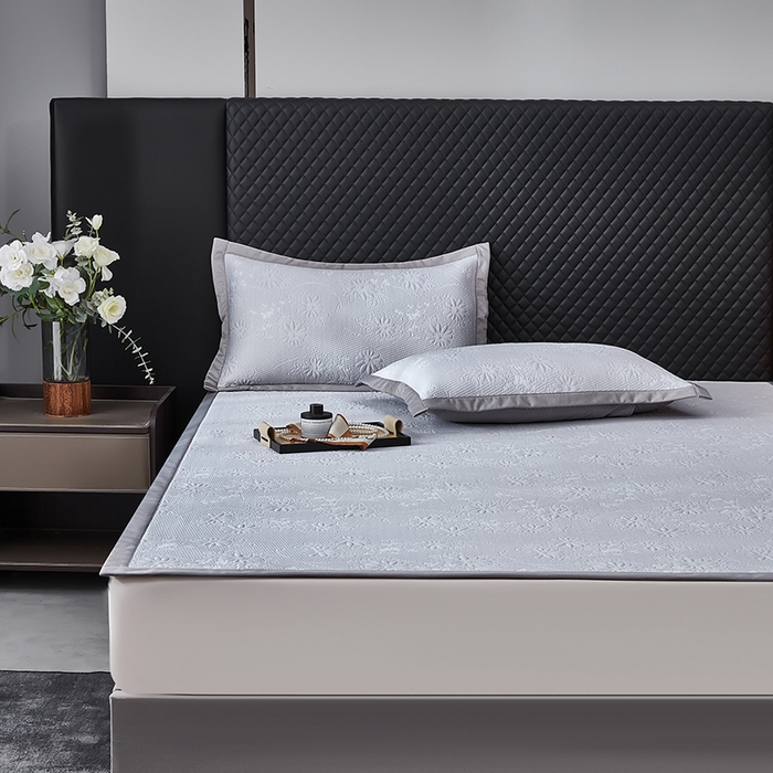 91家纺网 家纺一手货源 找家纺 库里梦家纺 2026新款轻奢高克重复合PE高分子凉席床笠三件套-素瑾 素瑾-灰色床席款