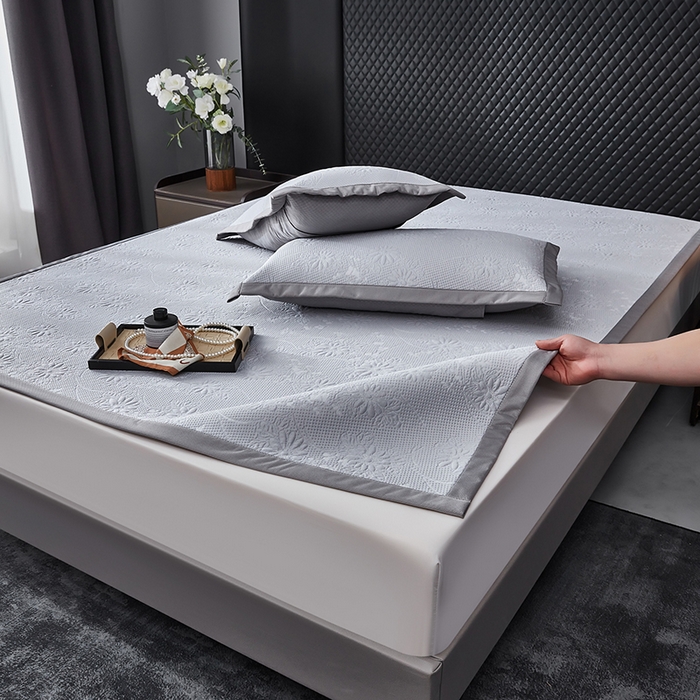 91家纺网 家纺一手货源 找家纺 库里梦家纺 2026新款轻奢高克重复合PE高分子凉席床笠三件套-素瑾 素瑾-灰色床席款